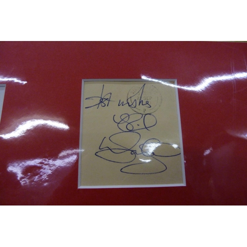 613 - A pop music autographed display - Yes, signatures of Chris Square, Steve Howe, Rick Wakeman, John An... 