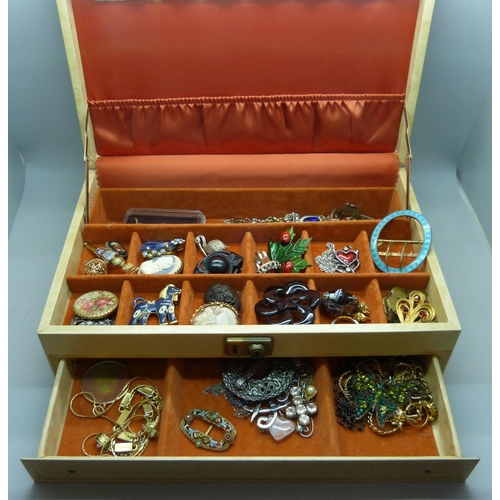 619 - A jewellery box and contents, including a jet brooch, other vintage brooches and buckles, a gold pla... 