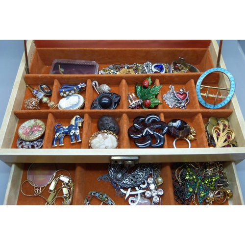 619 - A jewellery box and contents, including a jet brooch, other vintage brooches and buckles, a gold pla... 