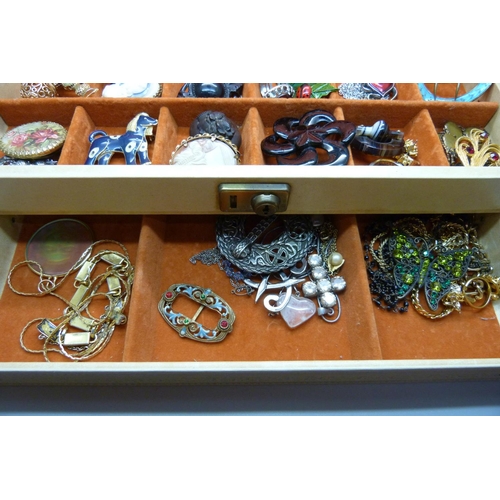 619 - A jewellery box and contents, including a jet brooch, other vintage brooches and buckles, a gold pla... 