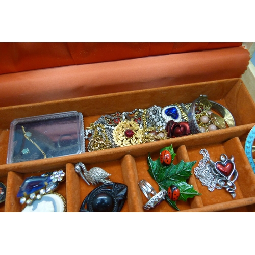 619 - A jewellery box and contents, including a jet brooch, other vintage brooches and buckles, a gold pla... 