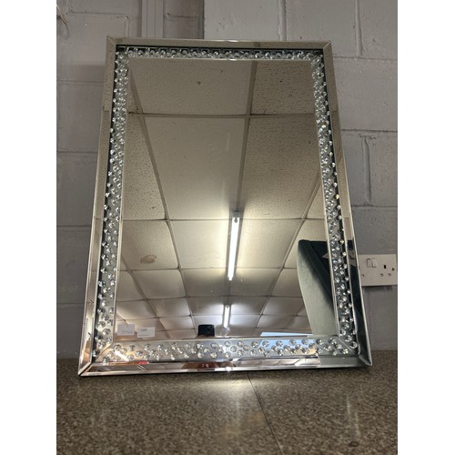 1505 - A rectangular mirror with crystal border