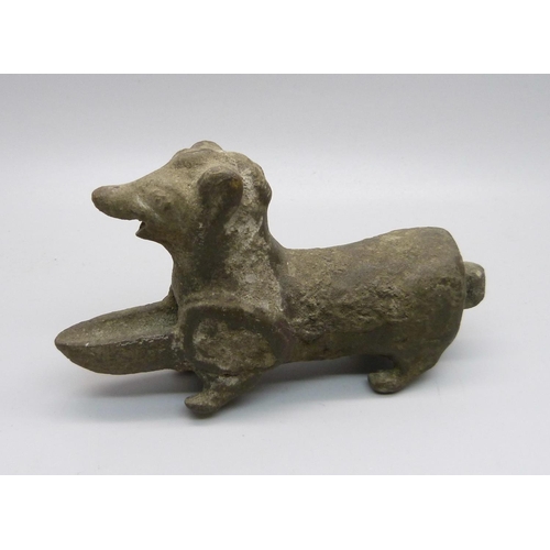 643 - A small cast iron oil burner in the form of a dog