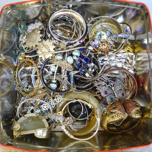 686 - A tin of costume jewellery