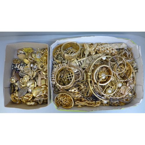 698 - Gold plated and gold tone jewellery and earrings