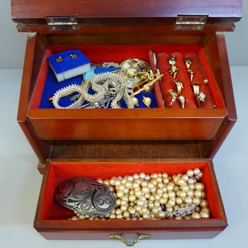 706 - Costume jewellery including gold tone and a large pewter brooch