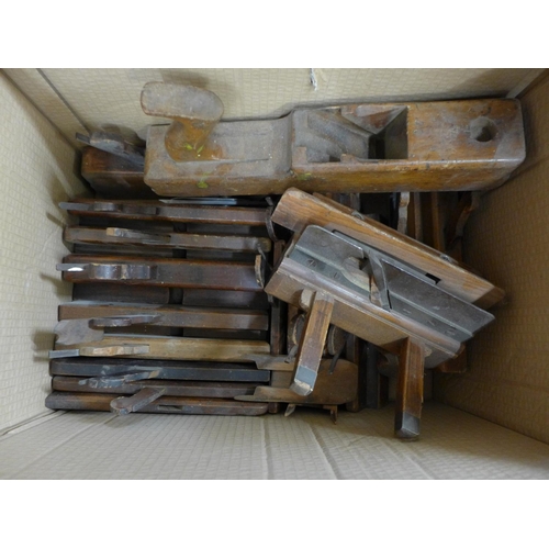 730 - A box of wooden rebate planes and block planes