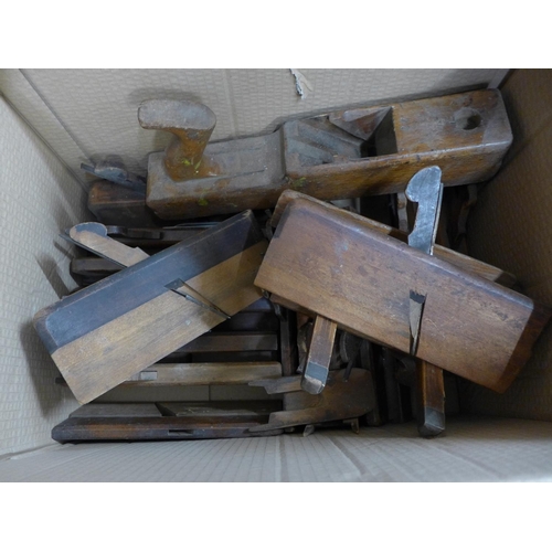 730 - A box of wooden rebate planes and block planes