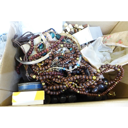 753 - A box of costume jewellery