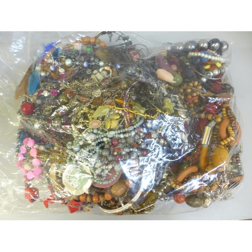 770 - A bag of costume jewellery