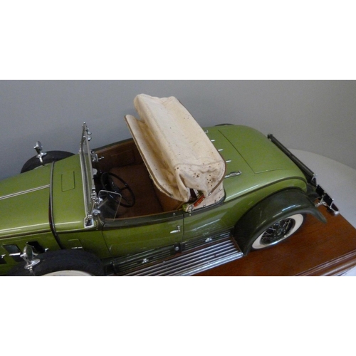 791 - A Danbury Mint 1:12 scale 1930 Cadillac V-16 Roadster on a wooden plinth, with brochure and certific... 