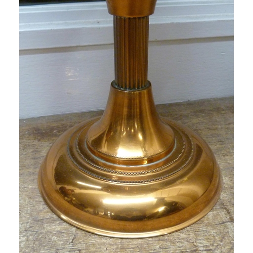 809 - An oil lamp with copper base