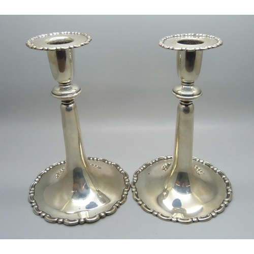 851 - A pair of silver candlesticks, London 1915, 335g, 17.5cm