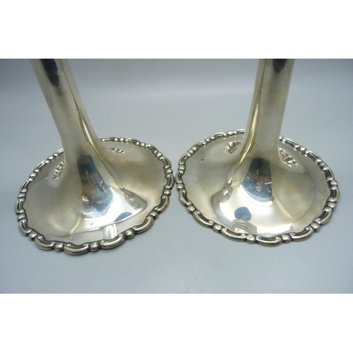 851 - A pair of silver candlesticks, London 1915, 335g, 17.5cm