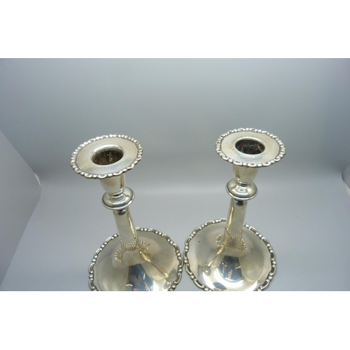 851 - A pair of silver candlesticks, London 1915, 335g, 17.5cm