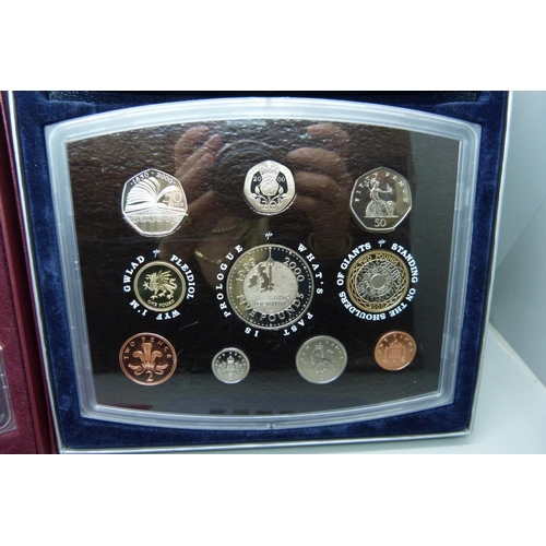 861 - Two Royal Mint coin sets, 2000 and 2003