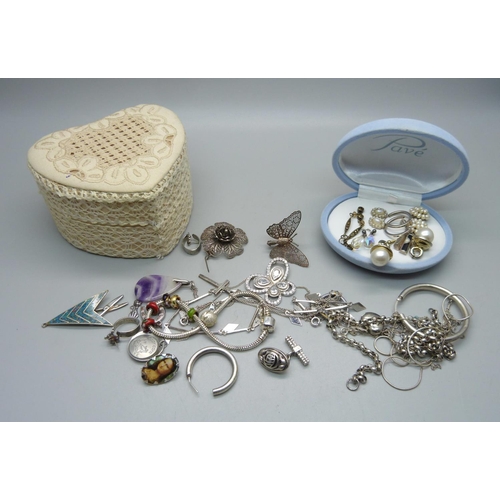 863 - A collection of silver jewellery, silver mounted and other jewellery, (belcher chain requires fasten... 