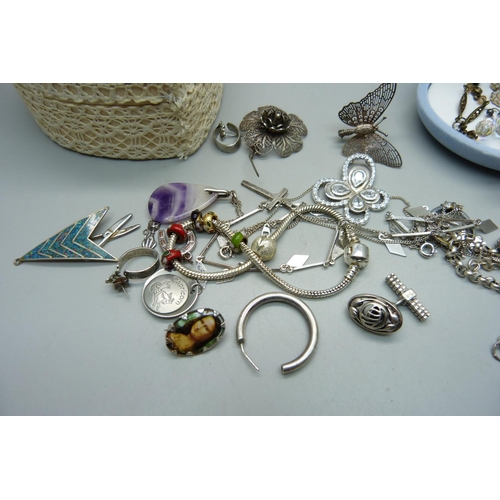 863 - A collection of silver jewellery, silver mounted and other jewellery, (belcher chain requires fasten... 