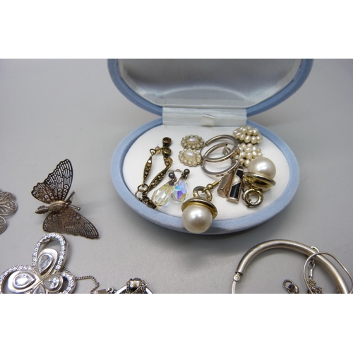 863 - A collection of silver jewellery, silver mounted and other jewellery, (belcher chain requires fasten... 