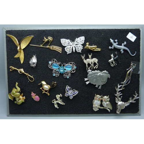 873 - A collection of animal themed brooches