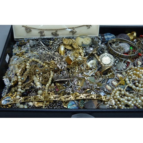 889 - A collection of costume jewellery, etc.