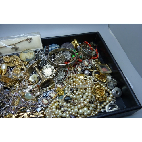 889 - A collection of costume jewellery, etc.