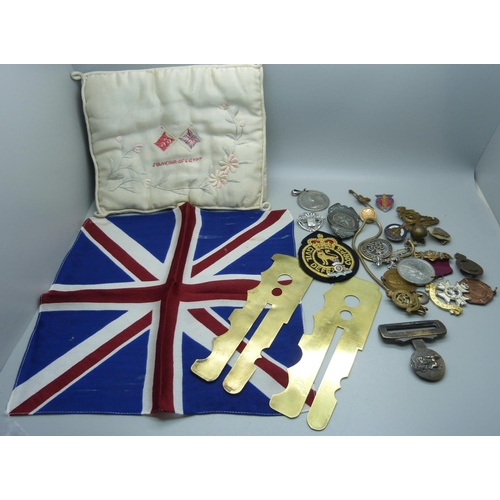 892 - Military items including a WWI wound badge numbered B122143, other badges and medallions, brass unif... 