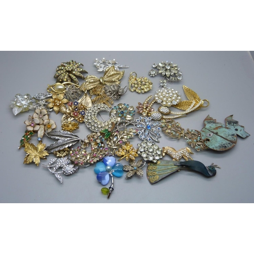 894 - A collection of brooches