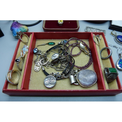 897 - Silver and silver mounted jewellery