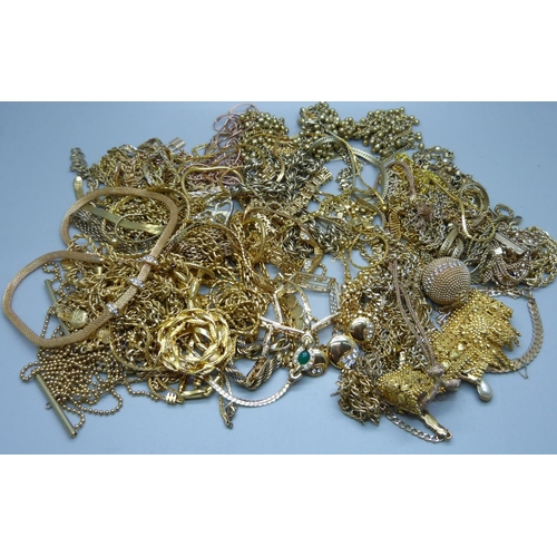 899 - Gold tone jewellery