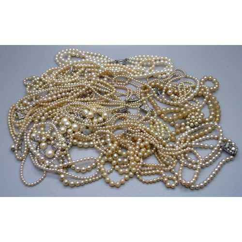 900 - Faux pearl necklaces