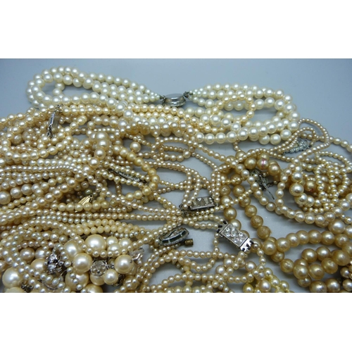 900 - Faux pearl necklaces