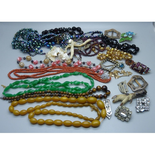 901 - Vintage costume jewellery