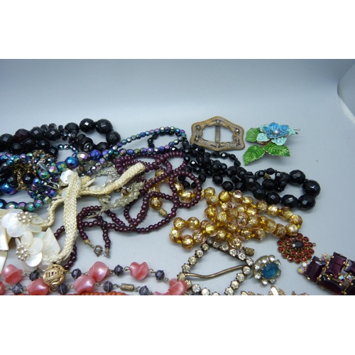 901 - Vintage costume jewellery