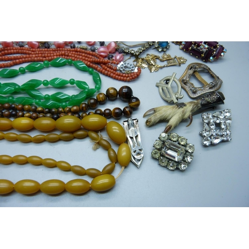 901 - Vintage costume jewellery