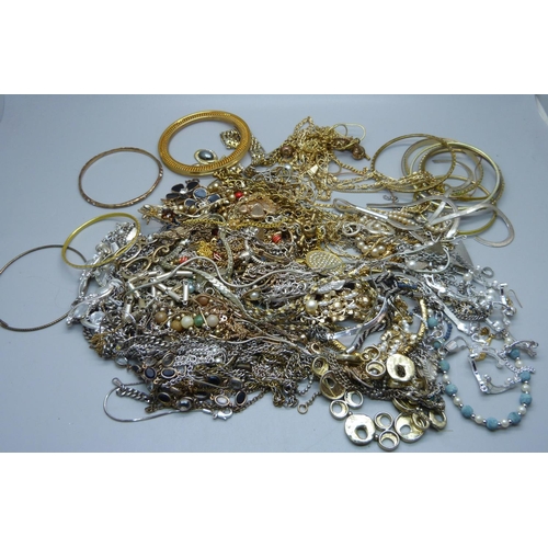 904 - A collection of gold plated and other costume jewellery