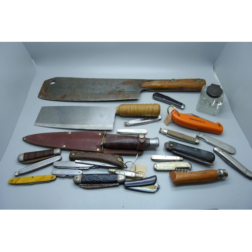 907 - A collection of penknives, other knives and a silver topped glass inkwell, (glass a/f)