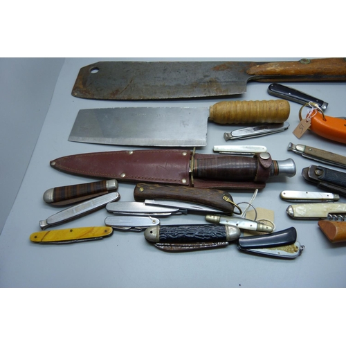 907 - A collection of penknives, other knives and a silver topped glass inkwell, (glass a/f)