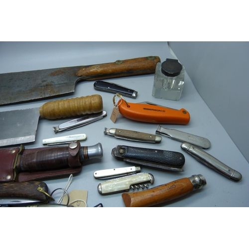 907 - A collection of penknives, other knives and a silver topped glass inkwell, (glass a/f)