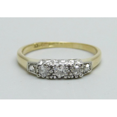 913 - An 18ct gold and five stone diamond ring, 2.3g, M