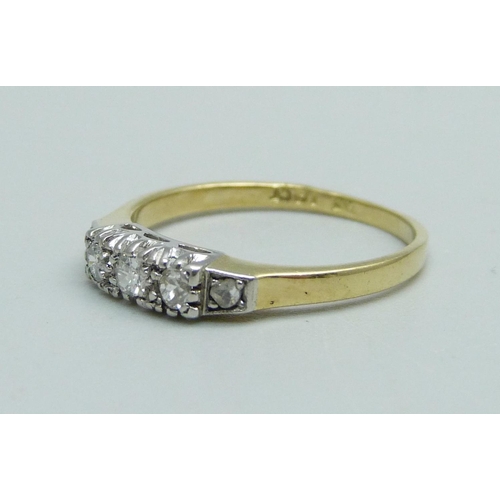 913 - An 18ct gold and five stone diamond ring, 2.3g, M