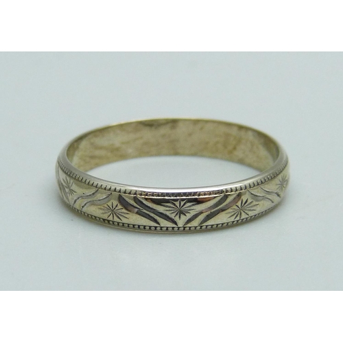 915 - A 9ct gold wedding ring, 2.2g, R