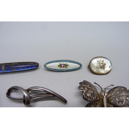 920 - Silver and white metal brooches including enamelled and filigree, enamel on one a/f