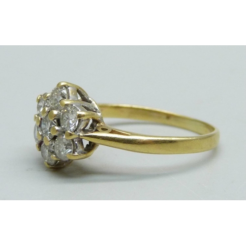 934 - An 18ct gold and diamond daisy ring, 0.75 carat diamond weight, 3g, K/L