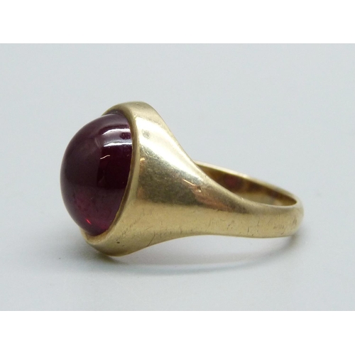 936 - A 9ct gold and cabochon garnet ring, London 1966, 4.3g, Q