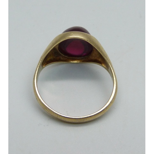 936 - A 9ct gold and cabochon garnet ring, London 1966, 4.3g, Q