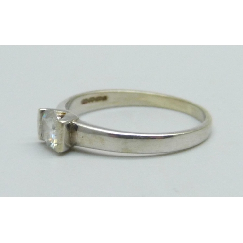 938 - A 9ct gold and moissanite ring, 1.9g, O