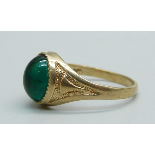 941 - A 9ct gold and cabochon green stone ring, 3.2g, S