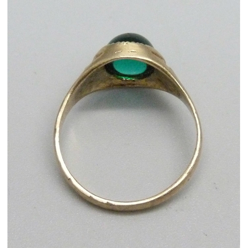 941 - A 9ct gold and cabochon green stone ring, 3.2g, S