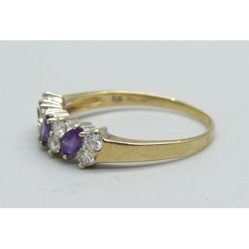 942 - A 9ct gold, stone set ring, 1.9g, P